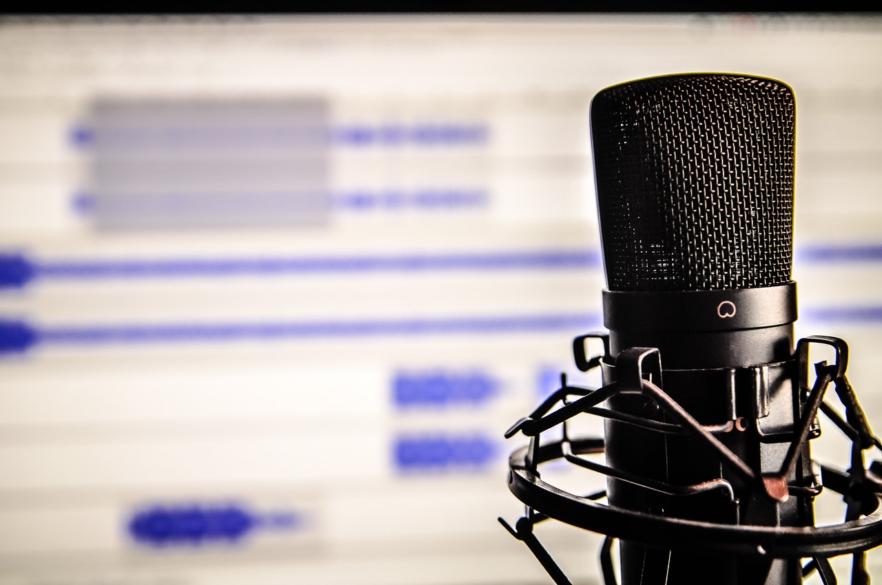 Radiomonitor und Mikrofon Podcast FETEBerlin fete de la musique