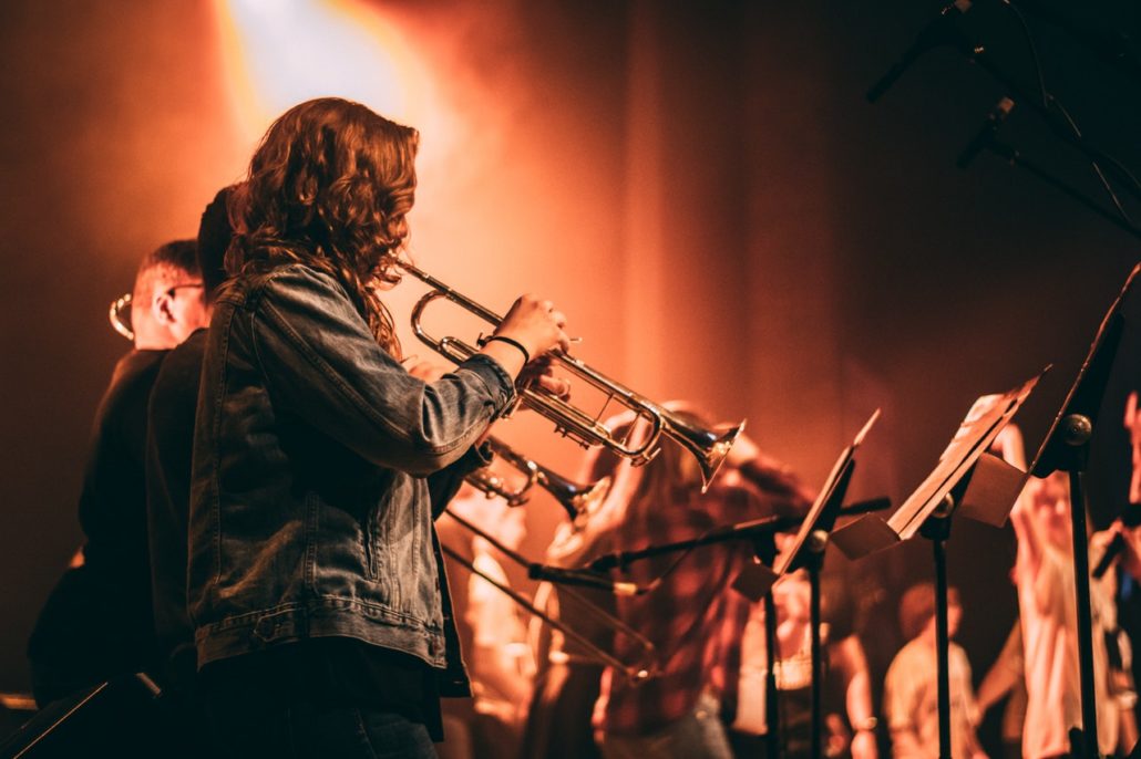Bläser- und Posaunen auf einer Bühne, Fete de la Musique Berlin