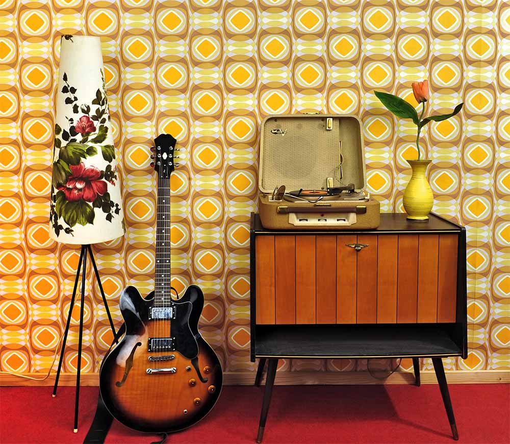Wohnzimmer mit Plattenspieler und E-Gitarre im 50er Jahre Look FETEBerlin