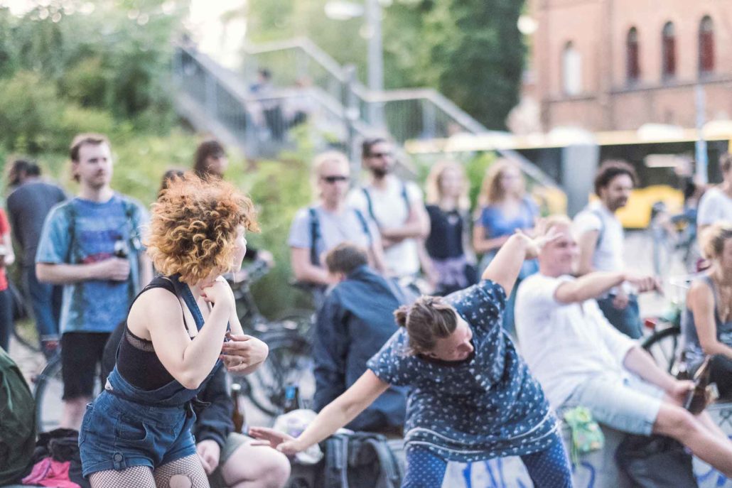 Publikum tanzt bei der Fête de la Musique berlin